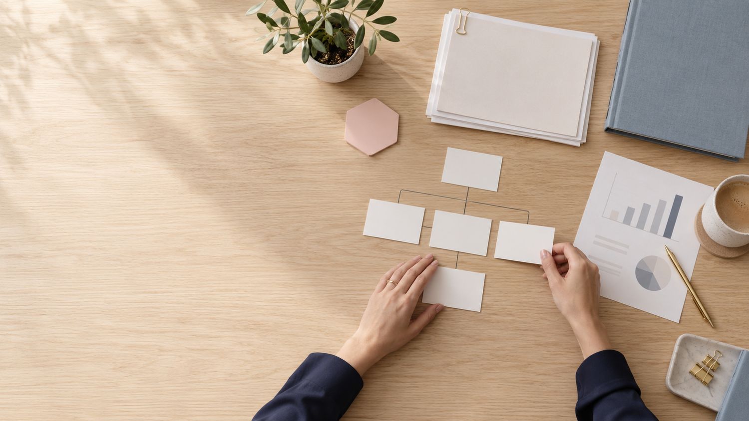 Tablero con muestras de color, gráficos y documentos organizados sobre una mesa